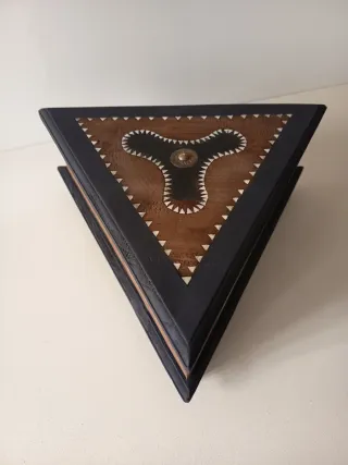 Caja triangular de madera
