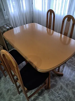 Mesa Comedor y 4 Sillas Madera