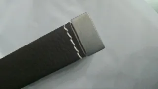 Tiradores cuero y metal marrones.