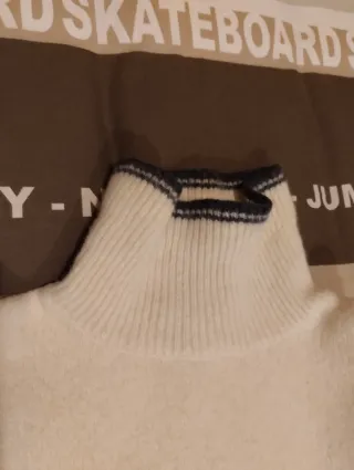 Jersey de cuello alto beige y marrón