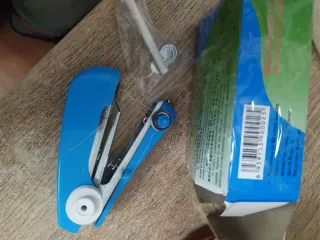 Máquina de coser portátil azul