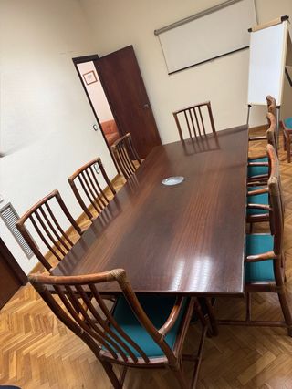 Silla de madera con asiento tapizado