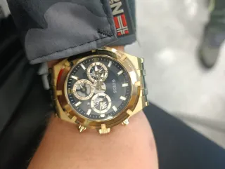 Reloj Guess Dorado y Negro