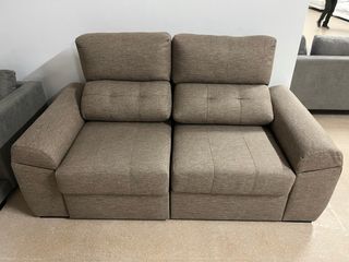 Sofá marrón oscuro de tela