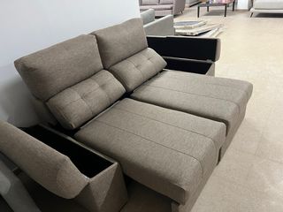 Sofá marrón oscuro de tela