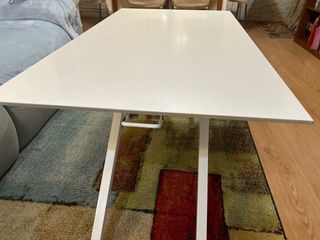 Tavolo da centro rialzabile bianco in cristallo e acciaio