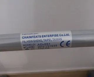 Andador con ruedas y asas azules ,de aluminio .