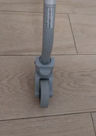 Andador con ruedas y asas azules ,de aluminio .