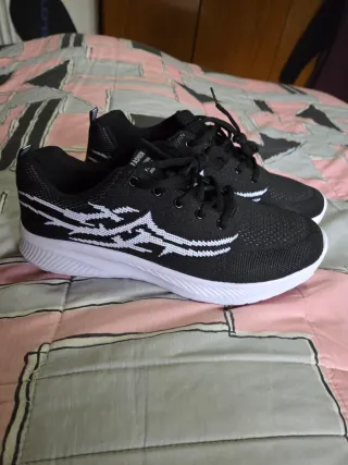 Zapatillas deportivas negras y blancas phasion