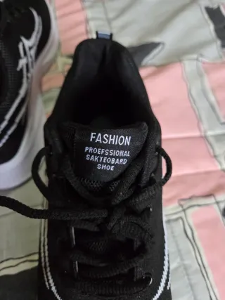 Zapatillas deportivas negras y blancas phasion