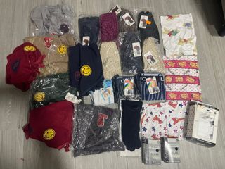 Set di sciarpe, cappelli e biancheria intima