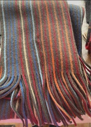 Due sciarpe a righe multicolor