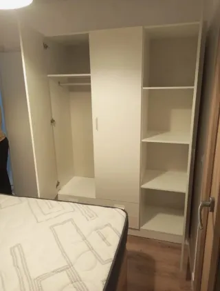 Armario blanco de madera