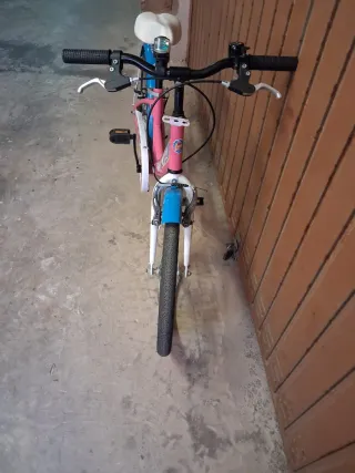 Bicicleta rosa con guardabarros azul