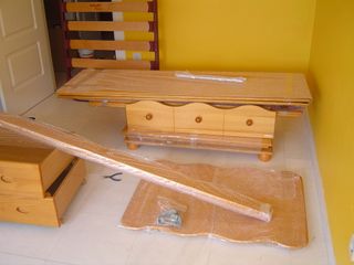 Cuna convertible con armario y mesita