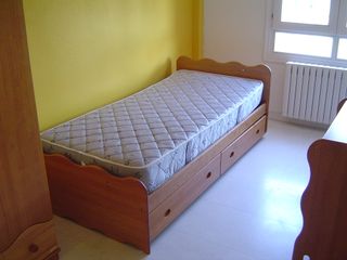 Cuna convertible con armario y mesita