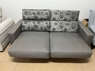Sofá gris y multicolor nuevo