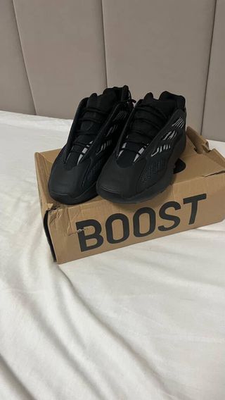 Adidas Yeezy 700 v3 Negro