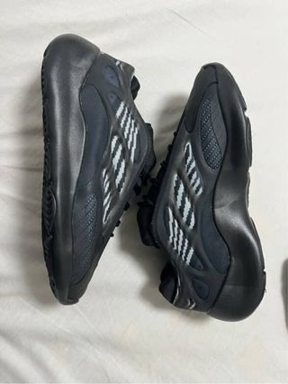 Adidas Yeezy 700 v3 Negro