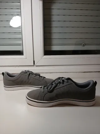 Zapatillas Adidas Grises y Negras