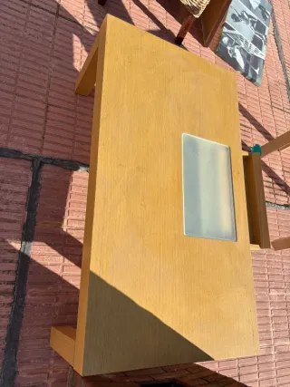 Mesa de centro baja de madera y cristal