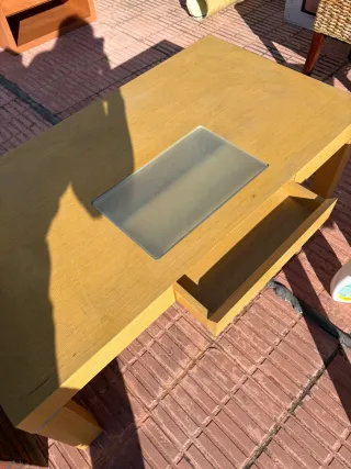 Mesa de centro baja de madera y cristal