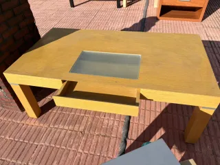 Mesa de centro baja de madera y cristal