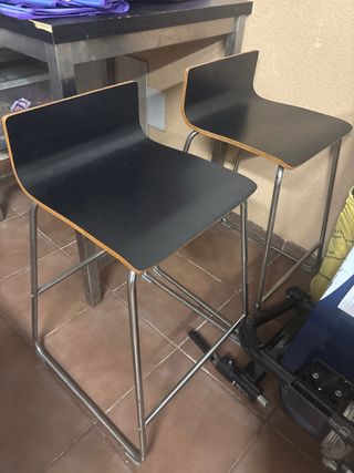 Sillas Altas Negras y Marrones