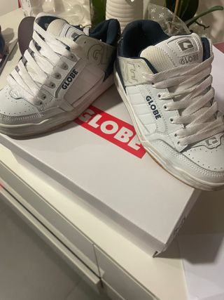 Zapatillas Globe blancas y azules