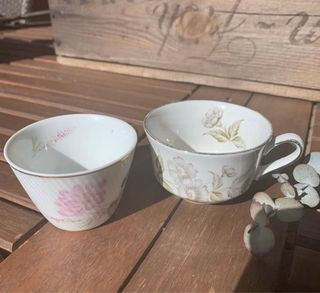Tazas antiguas de porcelana con flores