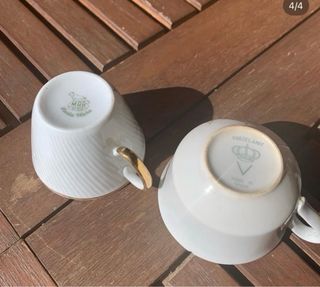 Tazas antiguas de porcelana con flores