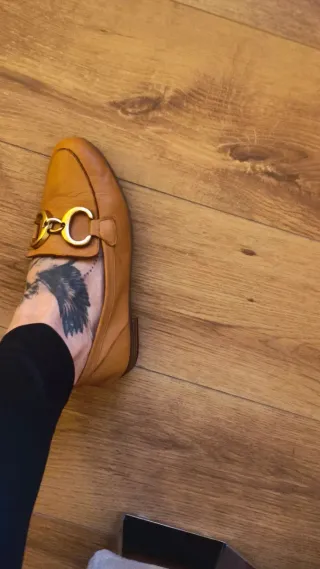 Manoletinas Marrones con Detalle Dorado