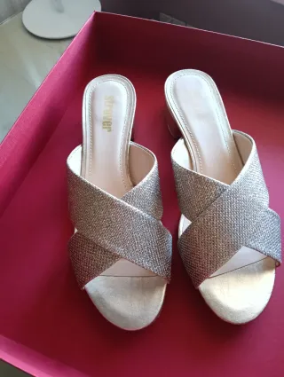 Sandalias doradas Striver