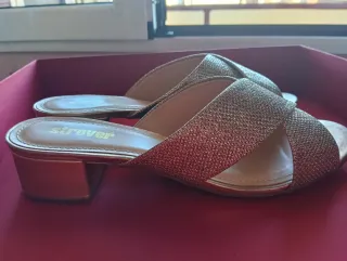 Sandalias doradas Striver