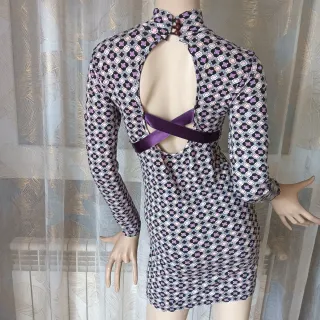 Vestido estampado cuello alto con lazo