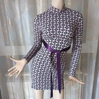 Vestido estampado cuello alto con lazo
