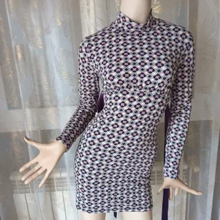 Vestido estampado cuello alto con lazo