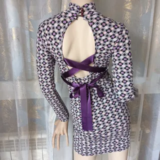 Vestido estampado cuello alto con lazo