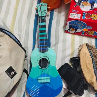 Ukelele infantil azul y verde