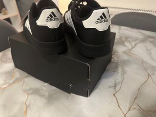 Zapatillas Adidas Negras y Blancas Nuevas