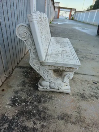 Banqueta de piedra con esfinges