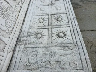 Banqueta de piedra con esfinges