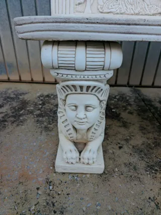 Banqueta de piedra con esfinges