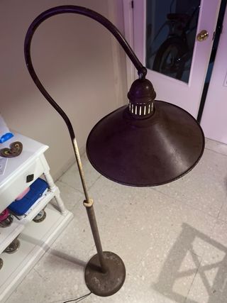 Lámpara de pie metálica
