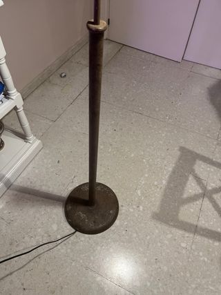 Lámpara de pie metálica