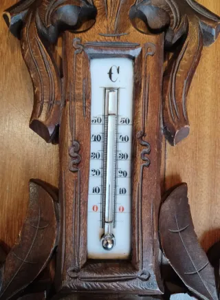 Antiguo Termómetro y Barómetro en Madera Tallada