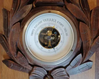 Antiguo Termómetro y Barómetro en Madera Tallada