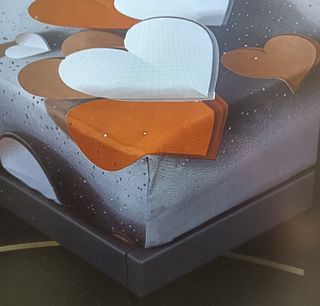 Lenzuolo con angoli fantasia cuori. Nuovo.