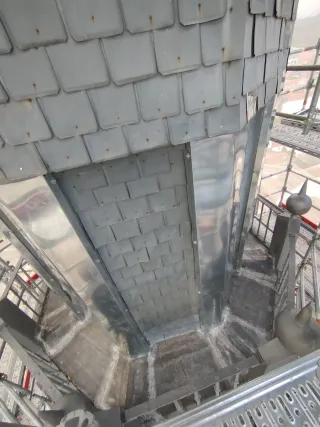 Trabajos especiales en cubiertas ( PIZARRA TEJA )