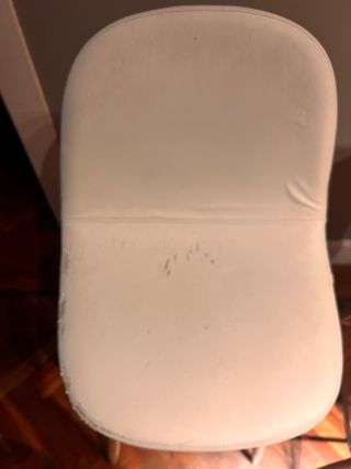 Taburetes altos blancos y madera